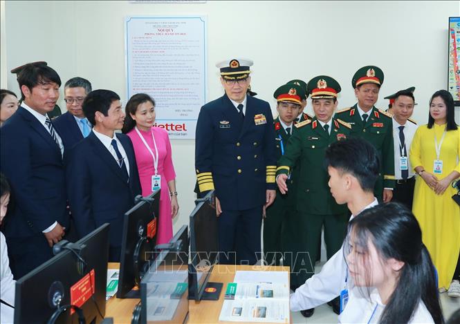 Bộ trưởng Quốc phòng Phan Văn Giang và Bộ trưởng Quốc phòng Trung Quốc Đổng Quân tham quan các phòng học vi tính của trường THPT Trần Phú. Ảnh: Trọng Đức - TTXVN