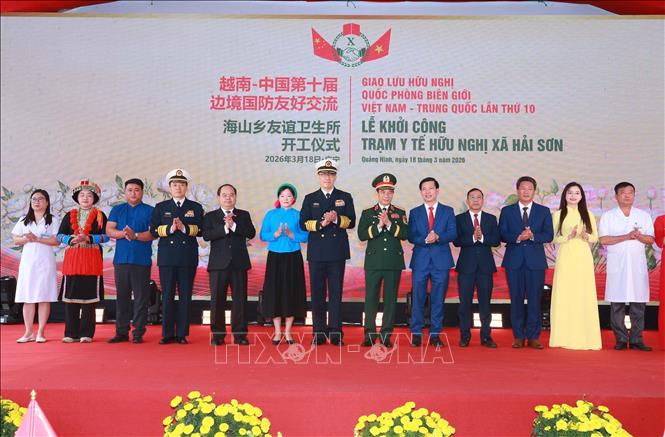 Học sinh trường THPT Trần Phú đón Đại tướng, Bộ trưởng Quốc phòng Phan Văn Giang và Thượng tướng, Bộ trưởng Quốc phòng Trung Quốc Đổng Quân và các đại biểu tại Lễ khởi công Trạm y tế hữu nghị xã Hải Sơn. Ảnh: Trọng Đức - TTXVN