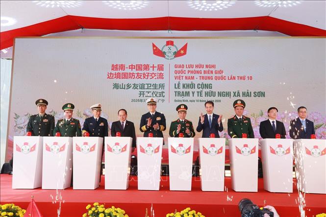 Đại tướng, Bộ trưởng Quốc phòng Phan Văn Giang và Thượng tướng, Bộ trưởng Quốc phòng Trung Quốc Đổng Quân cùng các đại biểu thực hiện nghi thức khởi công xây dựng Trạm y tế hữu nghị xã Hải Sơn. Ảnh: Trọng Đức - TTXVN