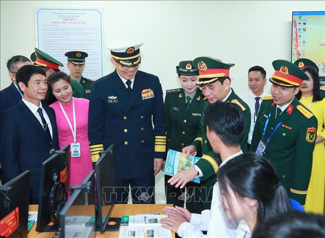 Bộ trưởng Quốc phòng Phan Văn Giang và Bộ trưởng Quốc phòng Trung Quốc Đổng Quân tham quan trường THPT Trần Phú. Ảnh: Trọng Đức - TTXVN