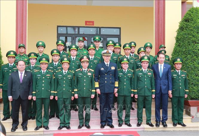 Bộ trưởng Quốc phòng Phan Văn Giang và Bộ trưởng Quốc phòng Trung Quốc Đổng Quân với cán bộ, chiến sĩ Đồn Biên phòng Trà Cổ. Ảnh: Trọng Đức - TTXVN