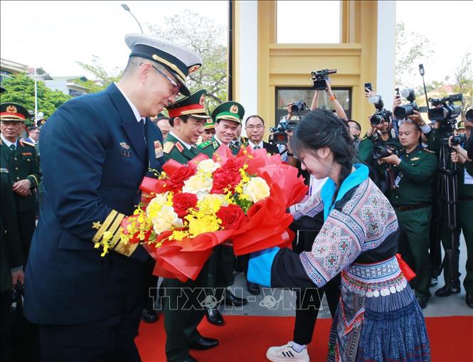 Học sinh Trường THPT Trần Phú đón Đại tướng, Bộ trưởng Quốc phòng Phan Văn Giang và Thượng tướng, Bộ trưởng Quốc phòng Trung Quốc Đổng Quân đến thăm trường. Ảnh: Trọng Đức - TTXVN