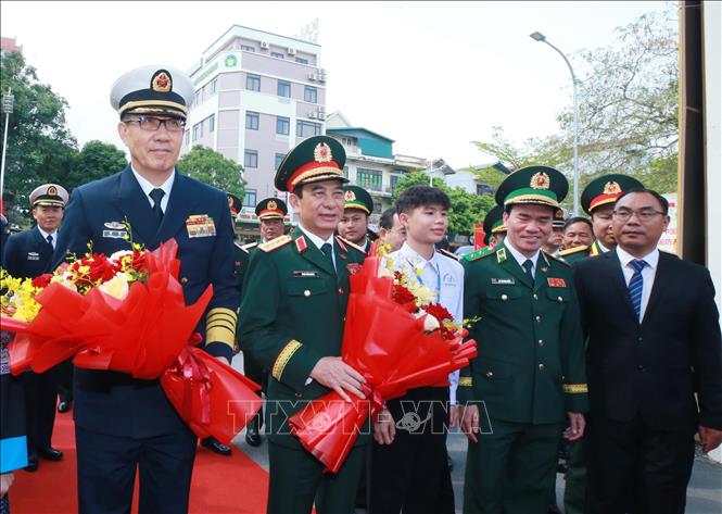 Học sinh Trường THPT Trần Phú đón Đại tướng, Bộ trưởng Quốc phòng Phan Văn Giang và Thượng tướng, Bộ trưởng Quốc phòng Trung Quốc Đổng Quân đến thăm trường. Ảnh: Trọng Đức - TTXVN