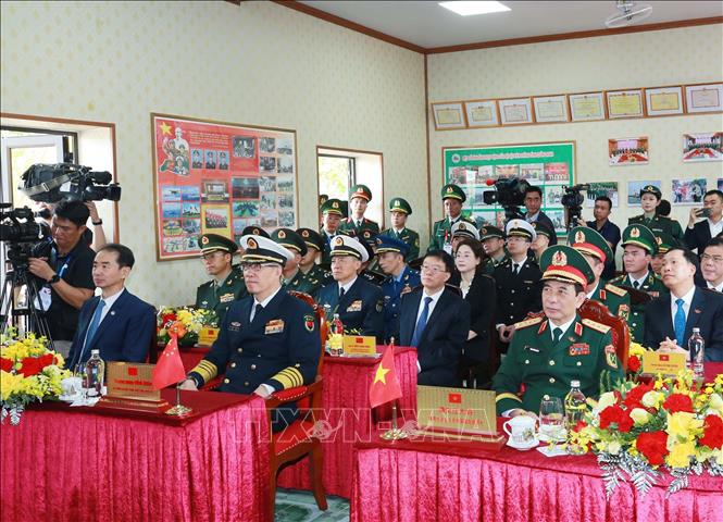 Bộ trưởng Quốc phòng Phan Văn Giang và Bộ trưởng Quốc phòng Trung Quốc Đổng Quân thăm Đồn Biên phòng Trà Cổ. Ảnh: Trọng Đức - TTXVN