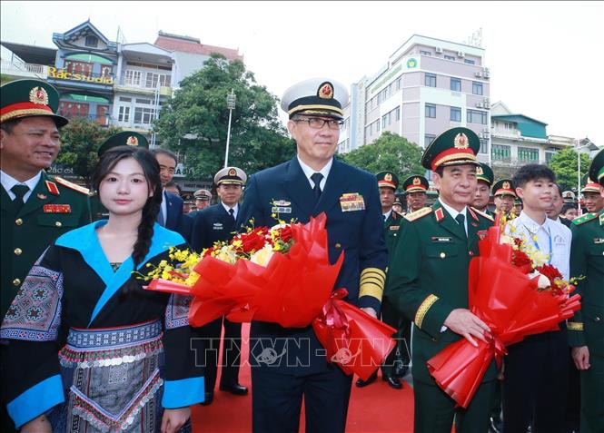 Đại tướng, Bộ trưởng Quốc phòng Phan Văn Giang và Thượng tướng, Bộ trưởng Quốc phòng Trung Quốc Đổng Quân đến thăm Trường THPT Trần Phú. Ảnh: Trọng Đức - TTXVN