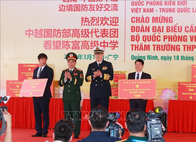 Bộ trưởng Quốc phòng Phan Văn Giang và Bộ trưởng Quốc phòng Trung Quốc Đổng Quân tặng quà Trường THPT Trần Phú. Ảnh: Trọng Đức - TTXVN