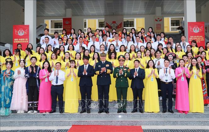 Bộ trưởng Quốc phòng Phan Văn Giang và Bộ trưởng Quốc phòng Trung Quốc Đổng Quân với thầy và trò Trường THPT Trần Phú. Ảnh: Trọng Đức - TTXVN