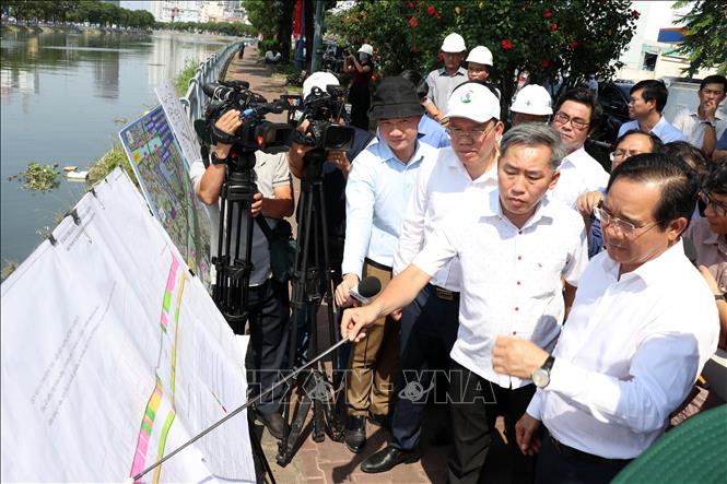 Chủ tịch UBND TP. Hồ Chí Minh Nguyễn Văn Được nghe báo cáo tình hình giải phóng mặt bằng, hỗ trợ, tái định cư dự án. Ảnh: Tiến Lực - TTXVN