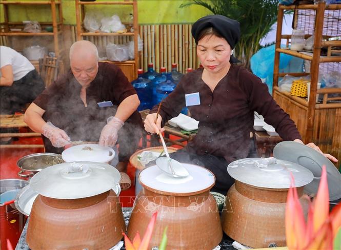 Công đoạn tráng bánh đòi hỏi kinh nghiệm và kỹ năng của nghệ nhân. Ảnh: Khánh Hoà - TTXVN