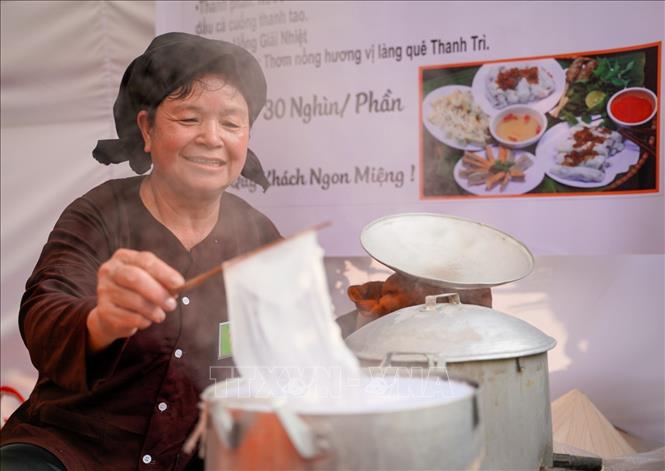 Nghệ nhân Nguyễn Thị Vân (60 tuổi, thôn Đại Đồng, phường Vĩnh Hưng, Hà Nội) đã có hơn 40 năm làm bánh cuốn. Ảnh: Khánh Hoà - TTXVN