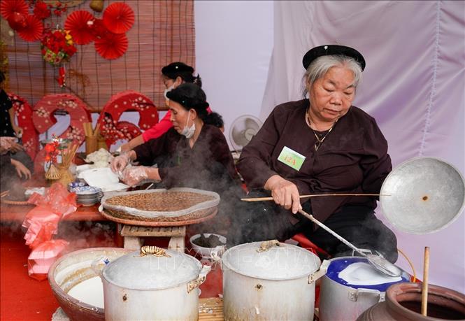 Công đoạn tráng bánh đòi hỏi kinh nghiệm và kỹ năng của nghệ nhân. Ảnh: Khánh Hoà - TTXVN