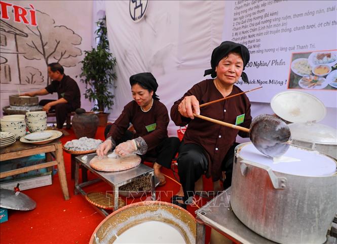 Bánh cuốn Thanh Trì có lịch sử lâu đời, gắn bó với đời sống của người dân địa phương qua nhiều thế hệ. Ảnh: Khánh Hoà - TTXVN