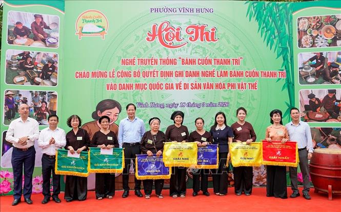 Sau lễ công bố Quyết định ghi danh tại phường Vĩnh Hưng, Hà Nội diễn ra Hội thi nghề truyền thống bánh cuốn Thanh Trì. Ảnh: Khánh Hoà - TTXVN