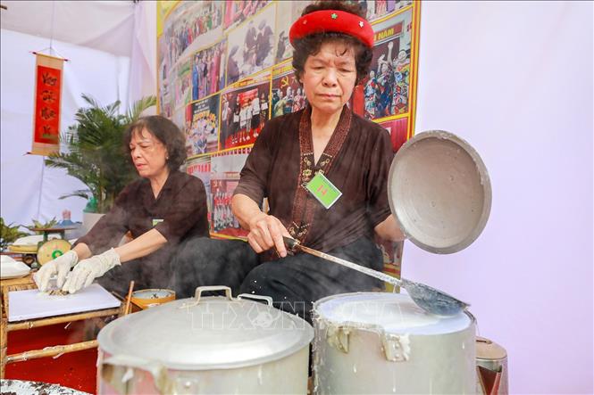 Công đoạn tráng bánh đòi hỏi kinh nghiệm và kỹ năng của nghệ nhân. Ảnh: Khánh Hoà - TTXVN