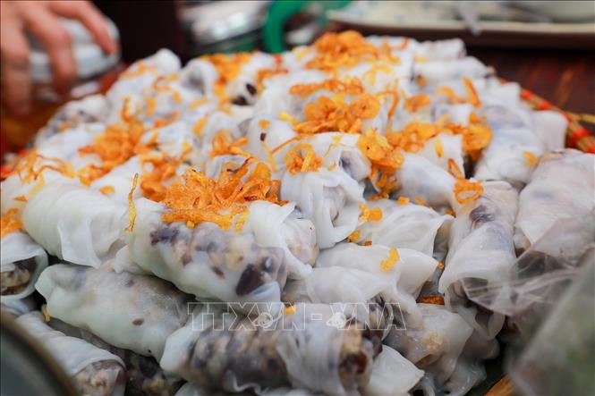 Bánh càng mỏng, không bị rách càng chứng tỏ tay nghề và kinh nghiệm của nghệ nhân. Ảnh: Khánh Hoà - TTXVN