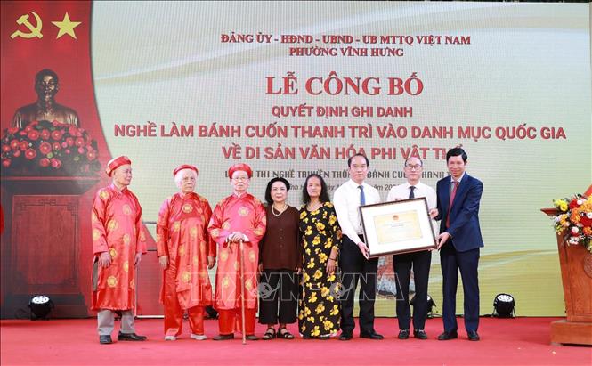 Ngày 18/3/2026, tại phường Vĩnh Hưng thành phố Hà Nội, Bộ Văn hóa, Thể thao và Du lịch đã trao Quyết định ghi danh nghề làm Bánh cuốn Thanh Trì vào hạng mục Di sản văn hóa phi vật thể quốc gia. Ảnh: TTXVN phát