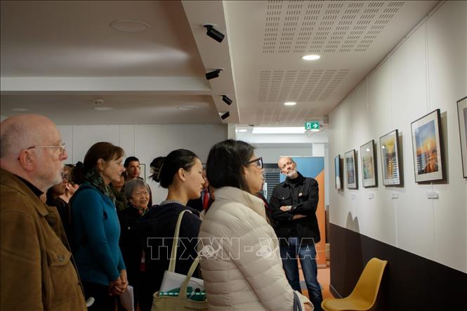 Triển lãm ảnh “Việt Nam – Đất nước - Con người” thu hút đông đảo sinh viên, giảng viên và người dân địa phương. Ảnh: TTXVN phát