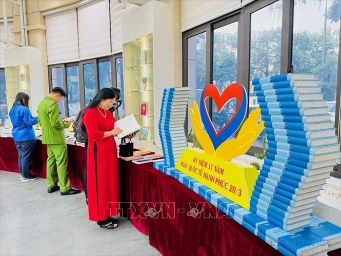 Đông đảo công chúng tìm hiểu các ấn phẩm tại trưng bày sách 