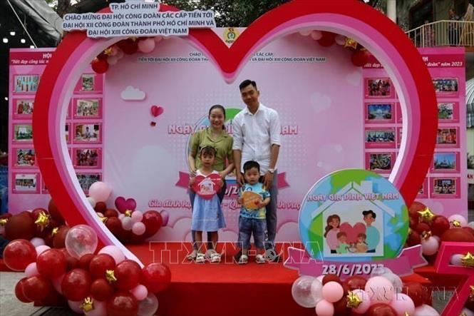 Một gia đình tham gia chụp ảnh lưu niệm miễn phí tại Chương trình giao lưu “Gia đình hạnh phúc” năm 2023. Ảnh: Thanh Vũ - TTXVN