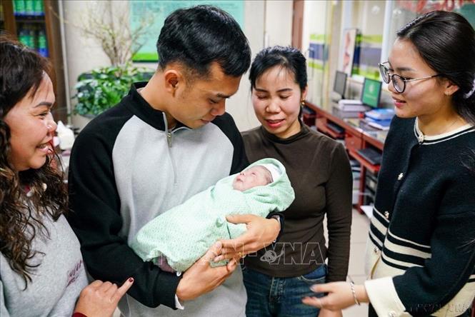 Niềm hạnh phúc của cả gia đình khi được đón thành viên mới chào đời. Ảnh: Khánh Hòa - TTXVN