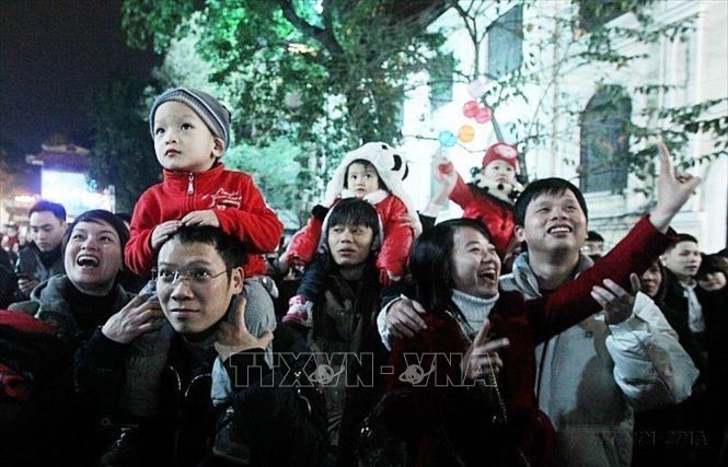 Các gia đình trẻ hân hoan đón chào Năm mới. Ảnh: Quốc Khánh - TTXVN