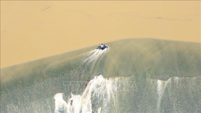 Những tảng đá lớn được sắp xếp kiên cố tạo thành thân đập Nha Trinh (xã Mỹ Sơn, Khánh Hòa), với chiều dài 336 m và cao 5,3 m, có vai trò điều tiết dòng chảy và cung cấp nước phục vụ tưới tiêu. Ảnh: Nguyễn Thành - TTXVN