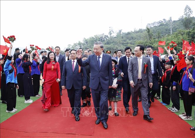 Tổng Bí thư Tô Lâm và Thủ tướng Phạm Minh Chính dự Lễ khởi công, động thổ đồng loạt các trường nội trú liên cấp biên giới tại xã Đồng Đăng, tỉnh Lạng Sơn. Ảnh: Thống Nhất – TTXVN