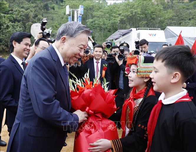 Thiếu nhi dân tộc tỉnh Lạng Sơn chào đón Tổng Bí thư Tô Lâm tới dự Lễ khởi công, động thổ đồng loạt các trường nội trú liên cấp biên giới. Ảnh: Thống Nhất – TTXVN