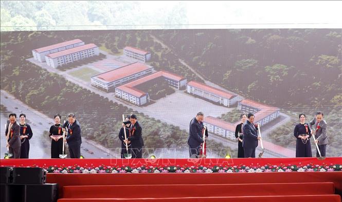 Tổng Bí thư Tô Lâm, Thủ tướng Phạm Minh Chính và các đại biểu thực hiện nghi thức khởi công, động thổ đồng loạt các trường nội trú liên cấp biên giới. Ảnh: Thống Nhất – TTXVN