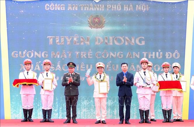 Đồng chí Nguyễn Minh Triết, Ủy viên Dự khuyết Trung ương Đảng, Bí thư Thường trực Trung ương Đoàn và Trung tướng Nguyễn Thanh Tùng, Giám đốc Công an thành phố Hà Nội tuyên dương 10 Gương mặt trẻ Công an Thủ đô xuất sắc tiêu biểu năm 2025. Ảnh: Phạm Kiên - TTXVN
