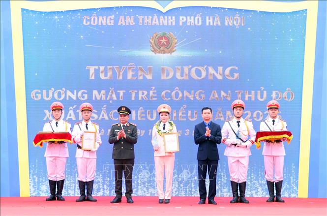 Đồng chí Nguyễn Minh Triết, Ủy viên Dự khuyết Trung ương Đảng, Bí thư Thường trực Trung ương Đoàn và Trung tướng Nguyễn Thanh Tùng, Giám đốc Công an thành phố Hà Nội tuyên dương 10 Gương mặt trẻ Công an Thủ đô xuất sắc tiêu biểu năm 2025. Ảnh: Phạm Kiên - TTXVN
