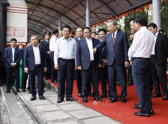 Tổng Bí thư Tô Lâm, Thủ tướng Phạm Minh Chính và đoàn công tác Trung ương kiểm tra thực địa tại ga Đồng Đăng. Ảnh: Thống Nhất – TTXVN