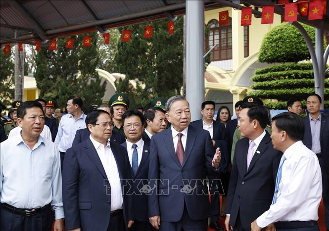 Tổng Bí thư Tô Lâm, Thủ tướng Phạm Minh Chính và đoàn công tác Trung ương kiểm tra thực địa tại ga Đồng Đăng. Ảnh: Thống Nhất – TTXVN