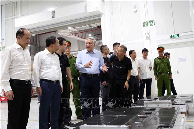 Phó Thủ tướng Thường trực Nguyễn Hòa Bình thăm Nhà máy sản xuất pin VinES tại Khu kinh tế Vũng Áng. Ảnh: Hữu Quyết - TTXVN
