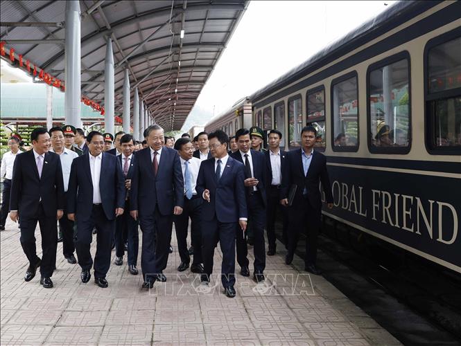 Tổng Bí thư Tô Lâm, Thủ tướng Phạm Minh Chính và đoàn công tác Trung ương kiểm tra thực địa tại ga Đồng Đăng. Ảnh: Thống Nhất – TTXVN