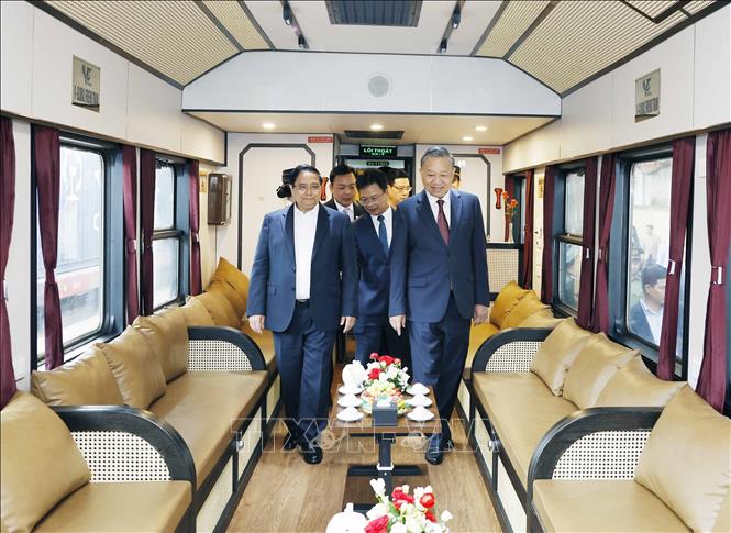 Tổng Bí thư Tô Lâm, Thủ tướng Phạm Minh Chính và đoàn công tác Trung ương kiểm tra thực địa tại ga Đồng Đăng. Ảnh: Thống Nhất – TTXVN