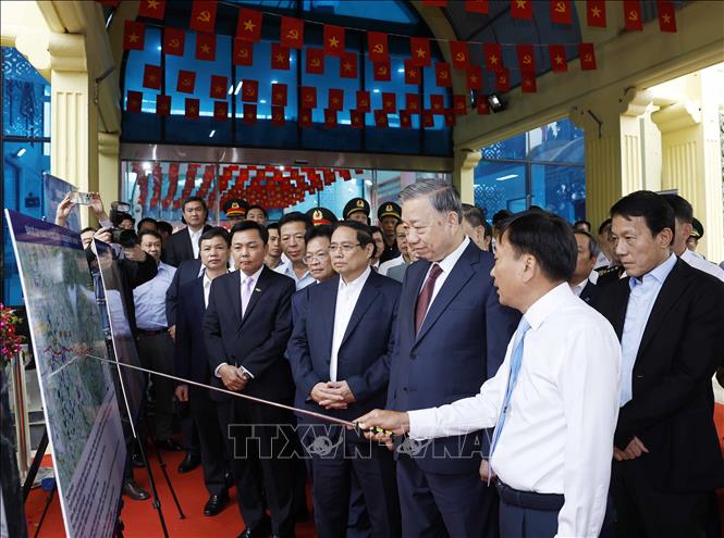 Tổng Bí thư Tô Lâm, Thủ tướng Phạm Minh Chính và đoàn công tác Trung ương kiểm tra thực địa tại ga Đồng Đăng. Ảnh: Thống Nhất – TTXVN