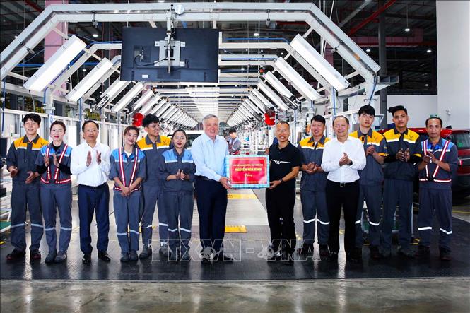 Phó Thủ tướng Thường trực Nguyễn Hòa Bình tặng quà công nhân, kỹ sư Nhà máy sản xuất ô tô điện VinFast tại Khu kinh tế Vũng Áng. Ảnh: Hữu Quyết - TTXVN