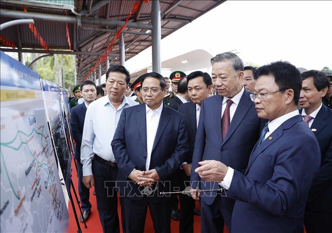 Tổng Bí thư Tô Lâm, Thủ tướng Phạm Minh Chính và đoàn công tác Trung ương kiểm tra thực địa tại ga Đồng Đăng. Ảnh: Thống Nhất – TTXVN