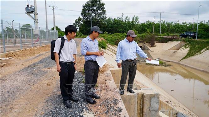 Cán bộ thủy lợi kiểm tra hệ thống kênh dẫn nước từ hồ Dầu Tiếng, bảo đảm vận hành hiệu quả phục vụ sản xuất trong mùa khô năm 2026. Ảnh: Minh Phú - TTXVN
