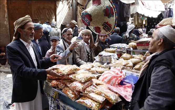 Người dân mua kẹo chuẩn bị cho lễ Eid al-Fitr tại Sanaa, Yemen. Ảnh: THX/TTXVN