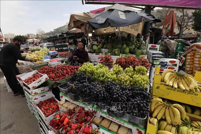Người dân mua trái cây chuẩn bị cho lễ Eid al-Fitr tại thành phố Nablus, Bờ Tây. Ảnh: THX/TTXVN