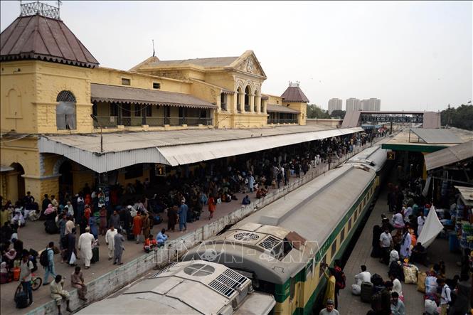 Người dân bắt tàu về quê đón lễ Eid al-Fitr tại thành phố Karachi, Pakistan. Ảnh: THX/TTXVN