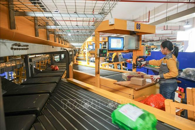 Hệ thống dây chuyền hiện đại sử dụng băng tải 2 tầng với công nghệ Cross Belt có khả năng xử lý đến hơn 24 nghìn bưu gửi/giờ, tích hợp các công nghệ hiện đại như đo kích thước, cân khối lượng, phân tích hình ảnh và trí tuệ nhân tạo (AI) vào chia chọn bưu gửi, cho phép tự động hóa toàn bộ quy trình với độ chính xác 100%. Ảnh: Hoàng Hiếu – TTXVN