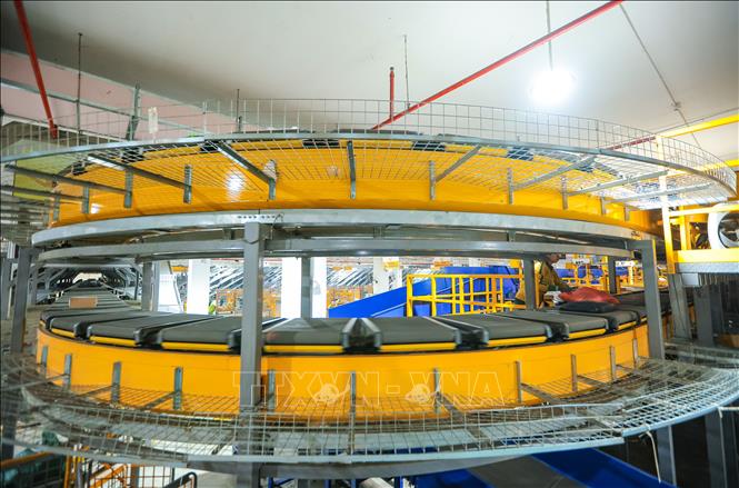 Hệ thống với dây chuyền 2 tầng hiện đại sử dụng băng tải công nghệ Cross Belt, có khả năng xử lý đến hơn 24 nghìn bưu gửi/giờ và phân loại chính xác theo gần 300 hướng chia đến tận phường, xã. Ảnh: Hoàng Hiếu – TTXVN