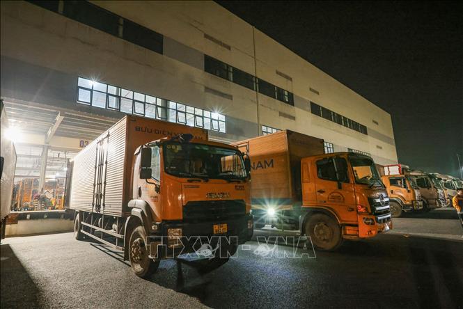 Xe tiếp nhận bưu phẩm tại Trung tâm vận chuyển và Kho vận phía Bắc. Ảnh: Hoàng Hiếu - TTXVN