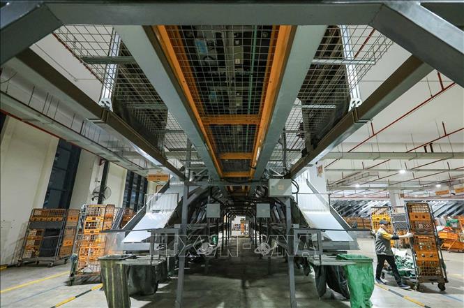Hệ thống với dây chuyền 2 tầng hiện đại sử dụng băng tải công nghệ Cross Belt, có khả năng xử lý đến hơn 24 nghìn bưu gửi/giờ và phân loại chính xác theo gần 300 hướng chia đến tận phường, xã. Ảnh: Hoàng Hiếu – TTXVN