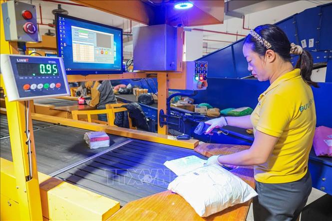 Triển khai Nghị quyết 57, Vietnam Post đẩy mạnh ứng dụng khoa học - công nghệ và chuyển đổi số trong lĩnh vực bưu chính, giúp nâng cao năng suất, tối ưu vận hành và chất lượng dịch vụ, tạo nền tảng quan trọng thúc đẩy chuyển đổi số ngành bưu chính. Ảnh: Hoàng Hiếu – TTXVN