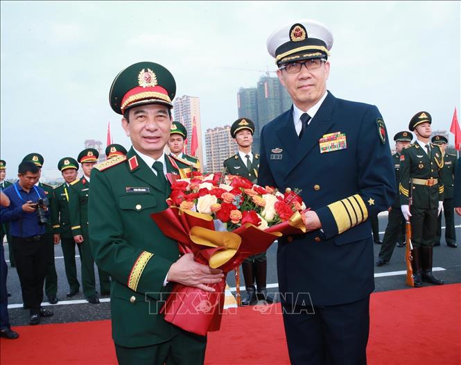 Thượng tướng Đổng Quân, Bộ trưởng Bộ Quốc phòng Trung Quốc đón Đại tướng, Bộ trưởng Quốc phòng Phan Văn Giang và đoàn Việt Nam tại Cửa khẩu Quốc tế Đông Hưng (Trung Quốc). Ảnh: Trọng Đức - TTXVN