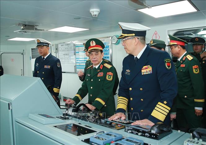 Đại tướng, Bộ trưởng Quốc phòng Phan Văn Giang tham quan tàu chiến của lực lượng Hải quân Quân Giải phóng nhân dân Trung Quốc. Ảnh: Trọng Đức - TTXVN